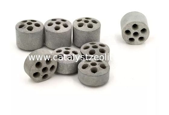 Kohlenwasserstoffe und Wasser wird in Wasserstoff, Kohlenmonoxid, Kohlendioxyd verbessernder Röhrenkatalysator umgewandelt